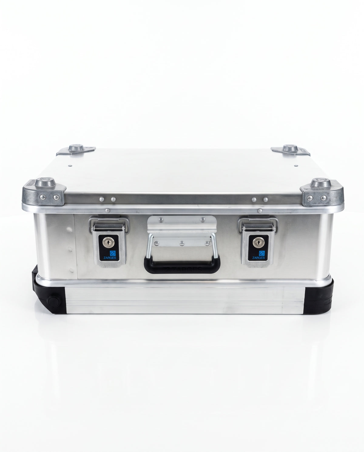 ZARGES VOYAGER Open Edition lying flat, front view with two locking latches and center carry handle