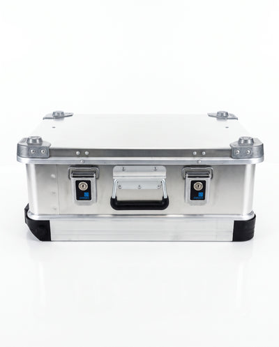 ZARGES VOYAGER Open Edition lying flat, front view with two locking latches and center carry handle