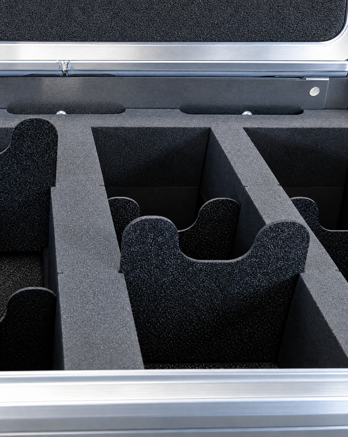 ZARGES VOYAGER Open Edition interior close-up of black foam dividers with scalloped card cutouts