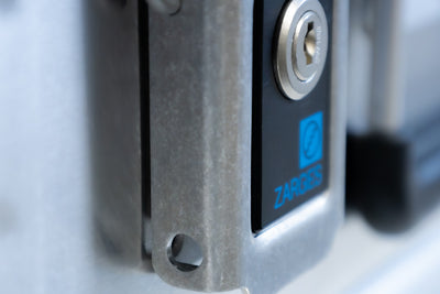 ZARGES VOYAGER Open Edition close-up of the keyed latch lock and blue ZARGES badge