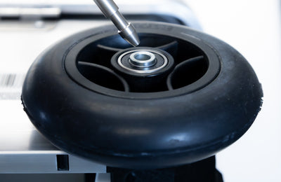 ZARGES VOYAGER Open Edition wheel close-up with the removable axle pin going into the hub